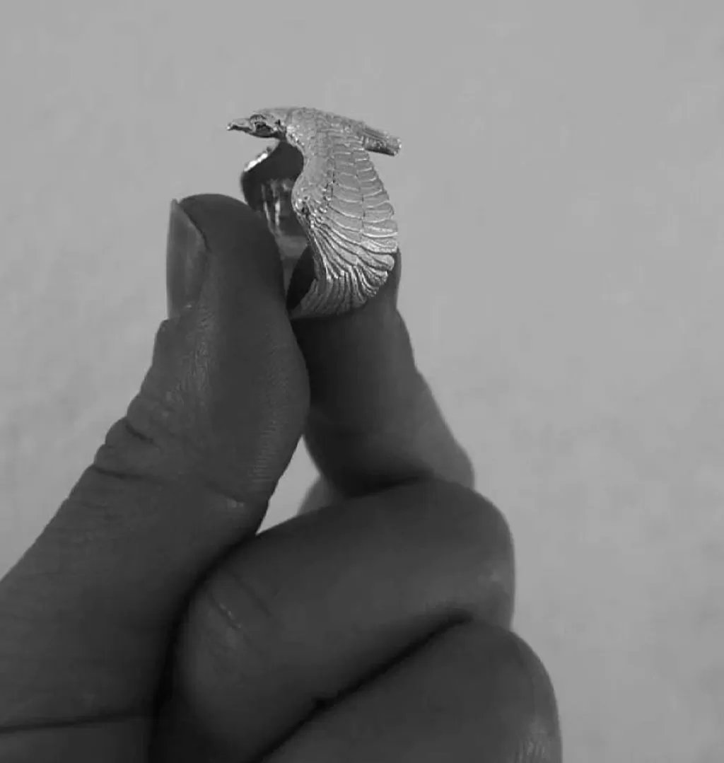Flash Sale Carolinne B Raven Ring Silver