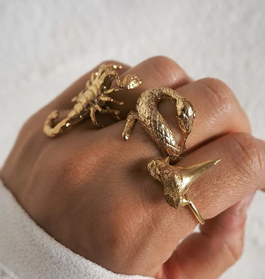 Best Carolinne B Scorpio Ring • Guld